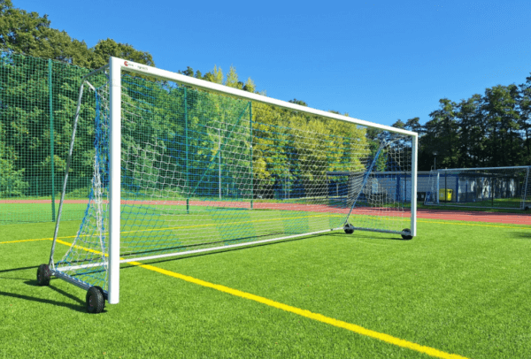 Jalgpalliväravad 7,32×2,44m keevitatud nurgad, transpordirattad